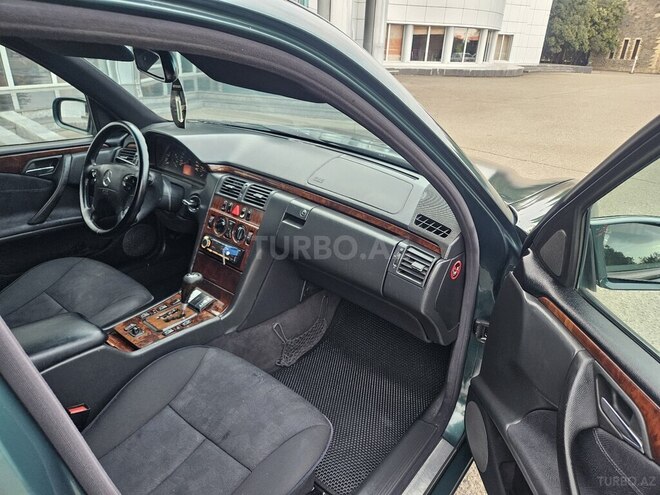 Mercedes E 220 1999, 518,963 km - 2.2 л - Qazax