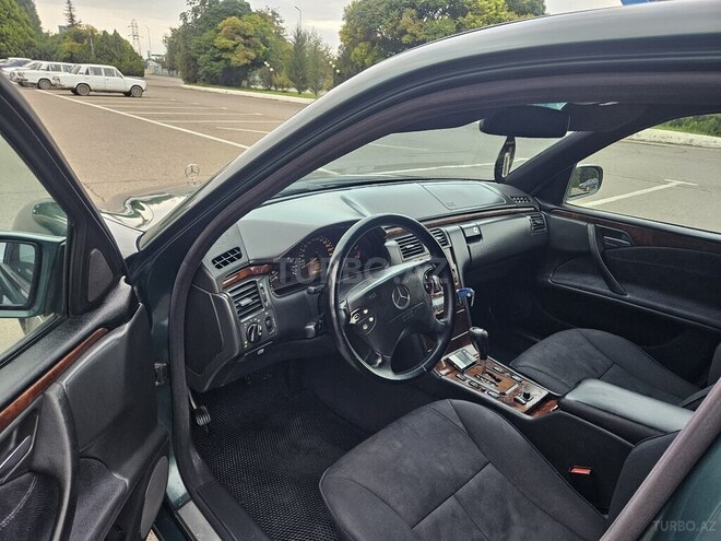 Mercedes E 220 1999, 518,963 km - 2.2 л - Qazax