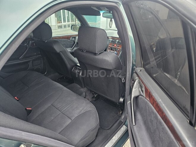 Mercedes E 220 1999, 518,963 km - 2.2 л - Qazax