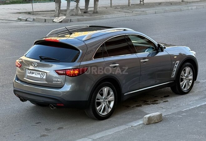 Infiniti QX70 2014, 109,858 km - 3.7 l - Quba