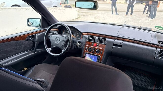 Mercedes E 240 1999, 300,000 km - 2.4 л - Bakı