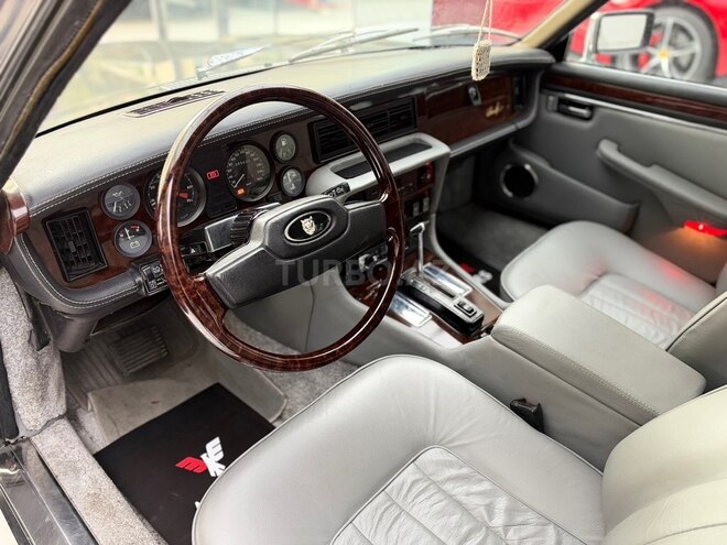 Jaguar  1985, 89,000 km - 5.3 l - Bakı