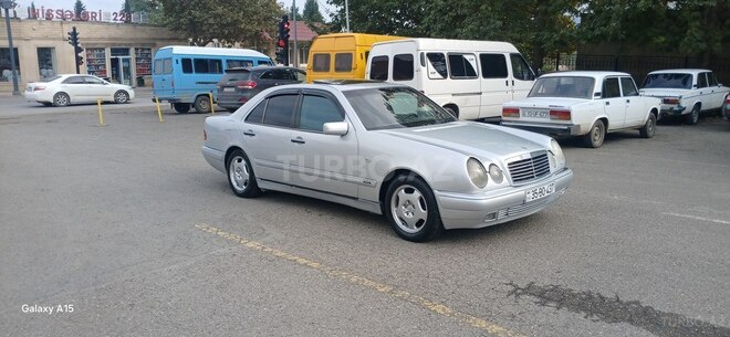 Mercedes E 220 1998, 635,000 km - 2.2 л - Qazax