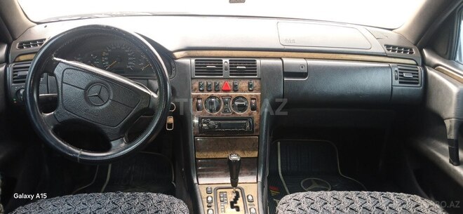 Mercedes E 220 1998, 635,000 km - 2.2 л - Qazax