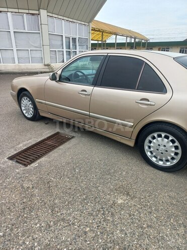 Mercedes E 220 2000, 415,444 km - 2.2 л - Ucar