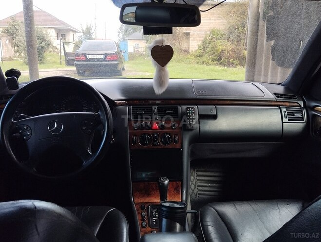 Mercedes E 220 1998, 650,000 km - 2.2 л - Lənkəran