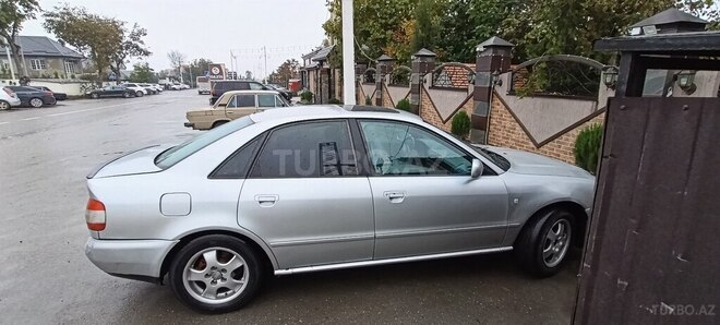 Audi A4 1995, 250,000 km - 1.8 л - Qusar