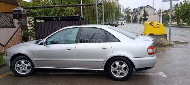 Audi A4 1995, 250,000 km - 1.8 л - Qusar