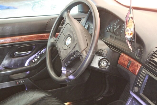 BMW 528 1996, 300,000 km - 2.8 л - Tovuz