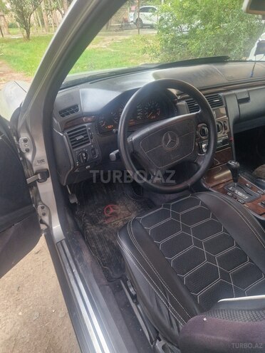 Mercedes E 230 1995, 290,000 km - 2.3 l - Bakı