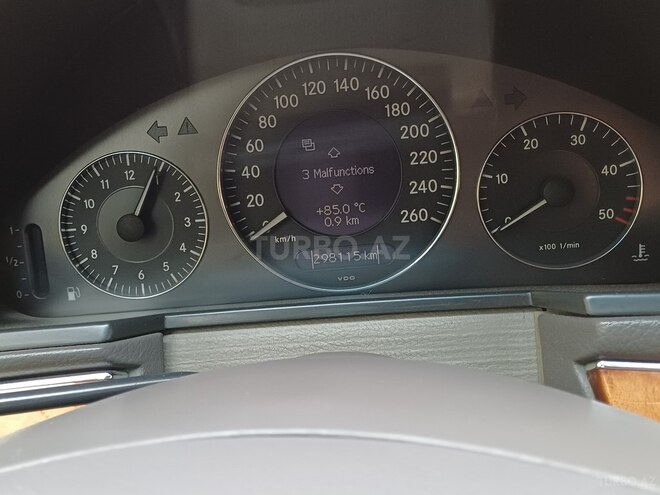 Mercedes E 220 2002, 298,000 km - 2.2 l - Qazax