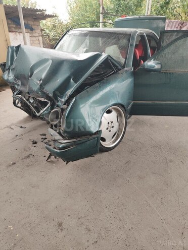Mercedes E 200 1996, 350,000 km - 2.0 л - Yevlax