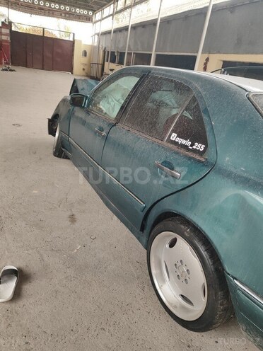 Mercedes E 200 1996, 350,000 km - 2.0 л - Yevlax