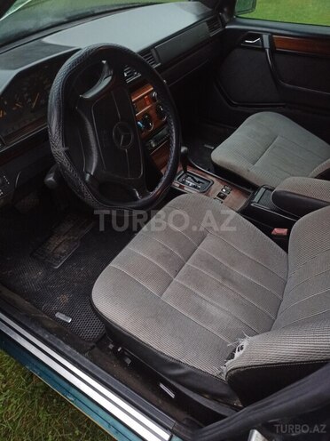 Mercedes E 220 1995, 268,000 km - 2.2 l - Şəki