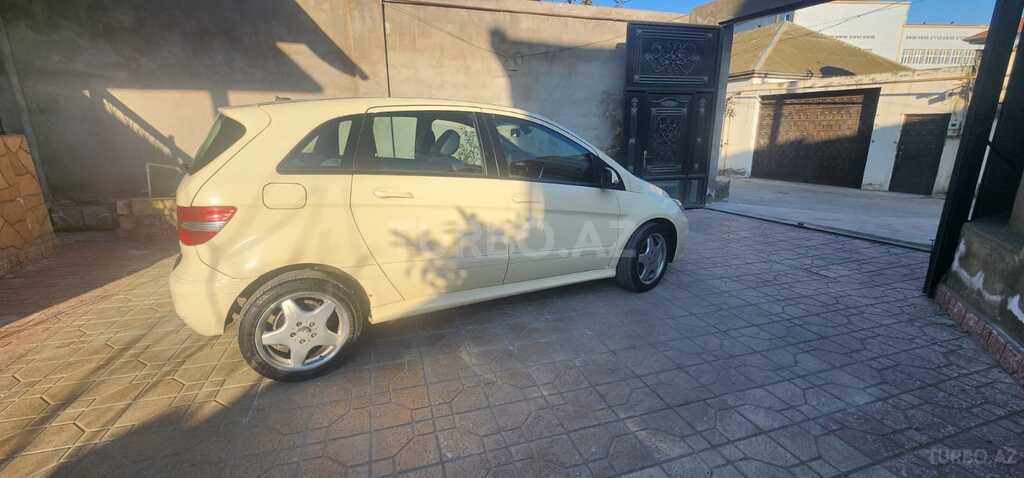 Mercedes B 200