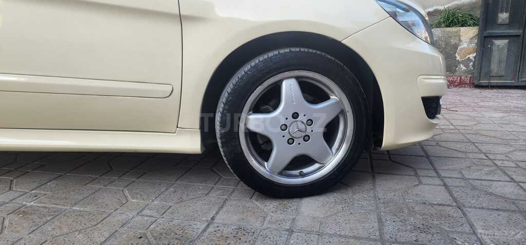 Mercedes B 200