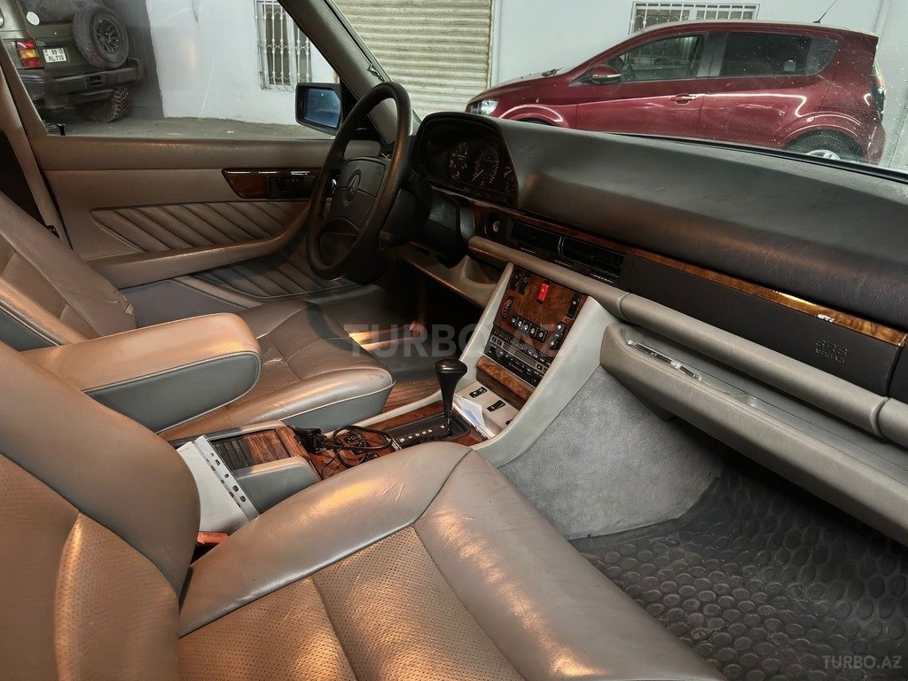 Mercedes 560 SEL