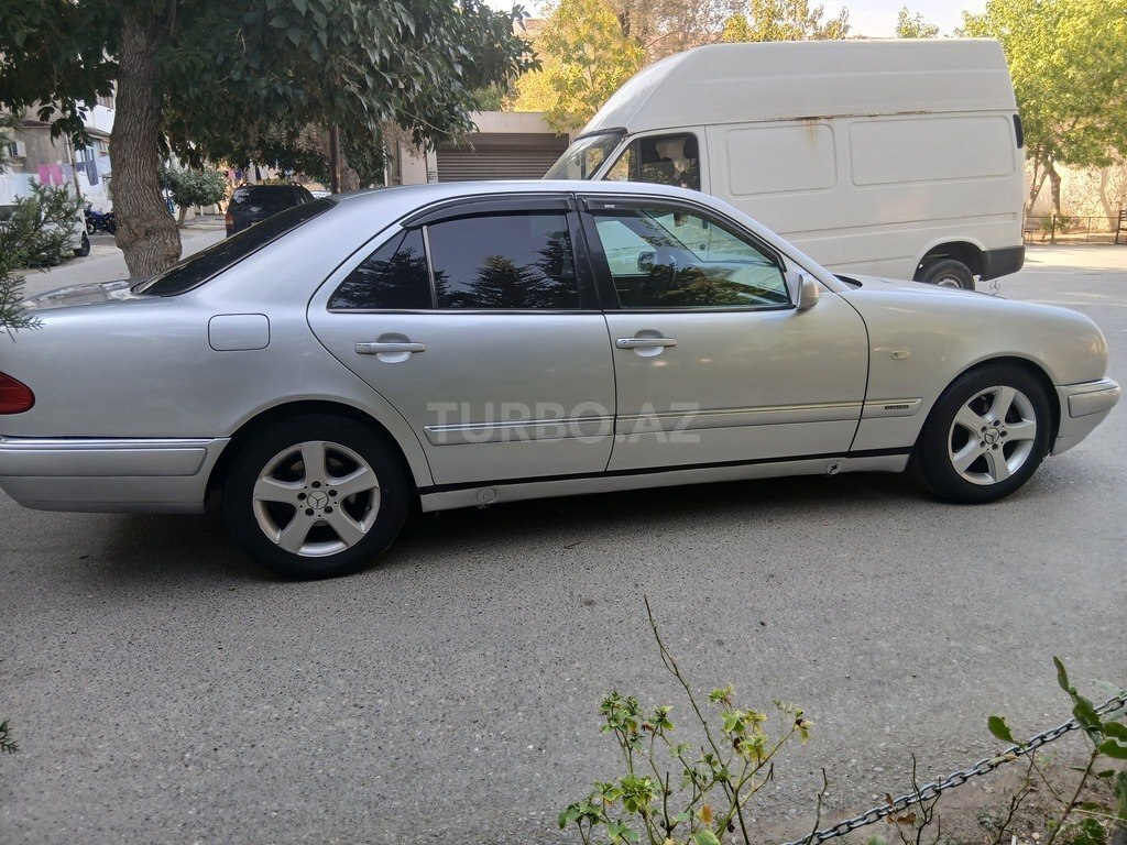 Mercedes E 240