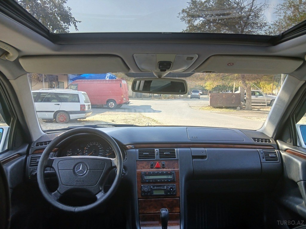 Mercedes E 240