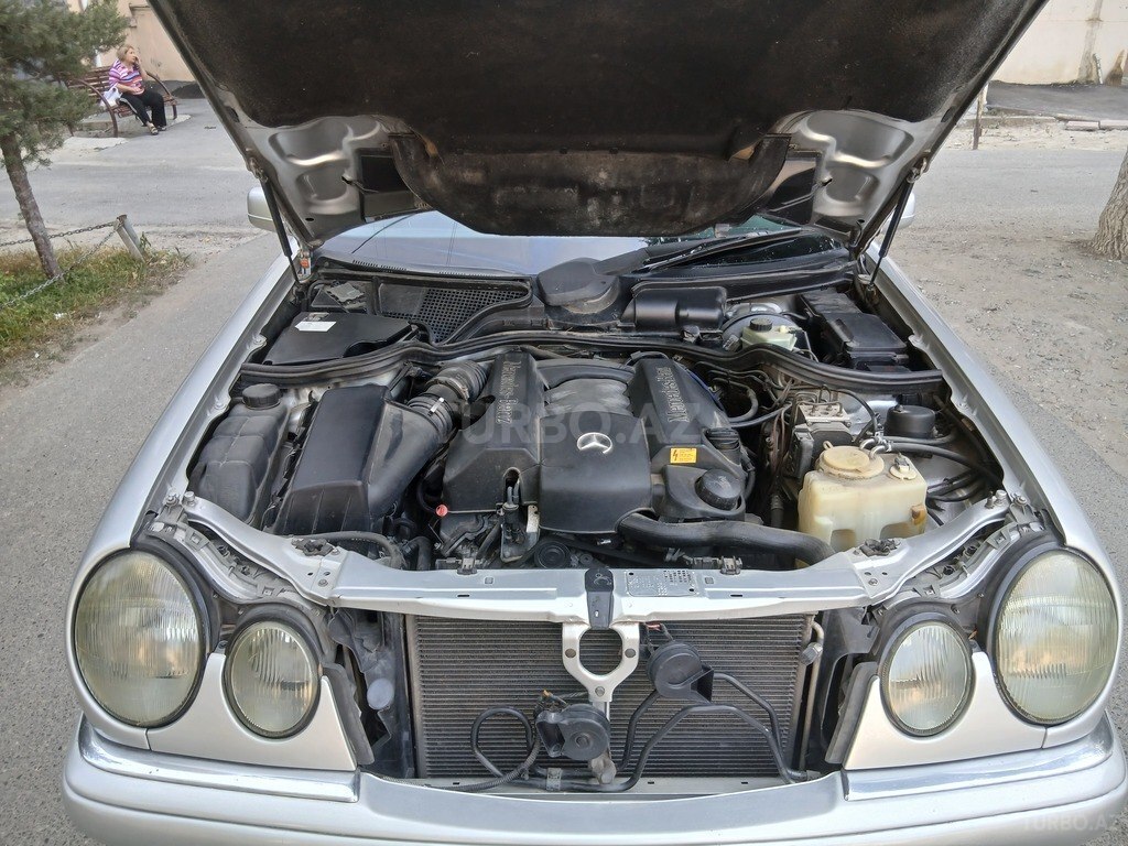 Mercedes E 240