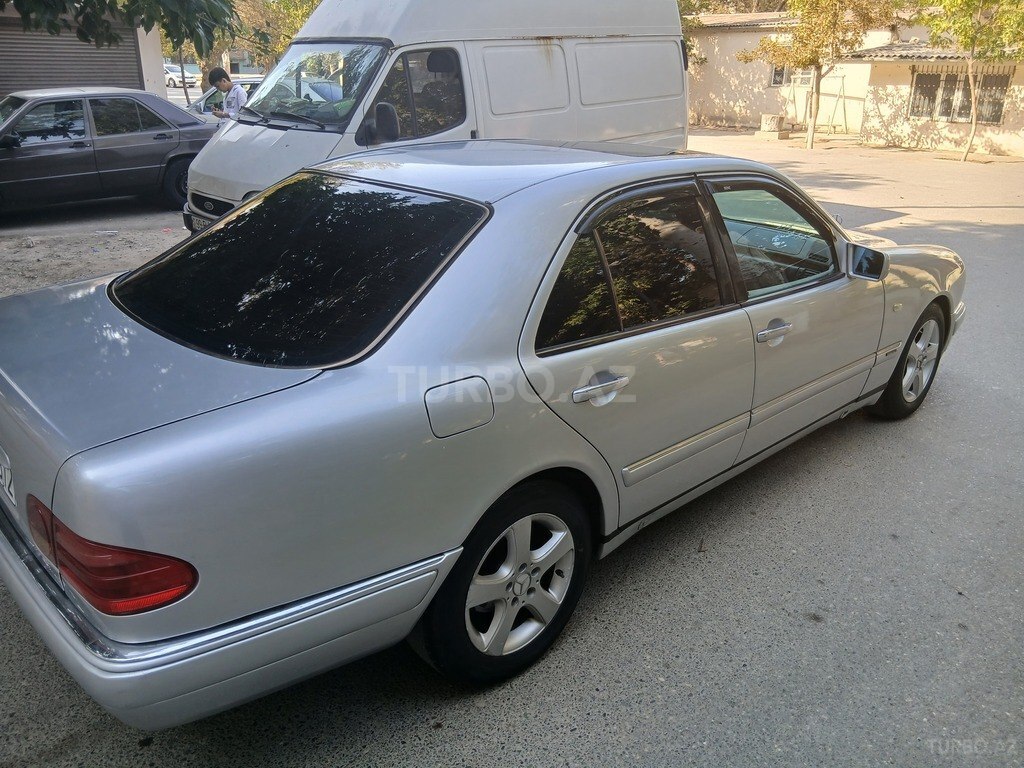 Mercedes E 240
