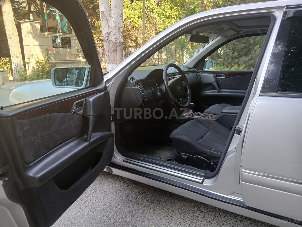 Mercedes E 240