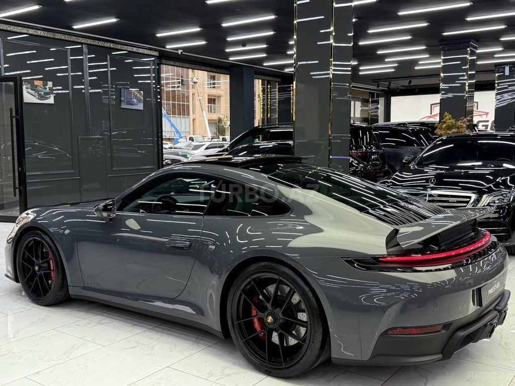 Porsche 911 Carrera 4 GTS