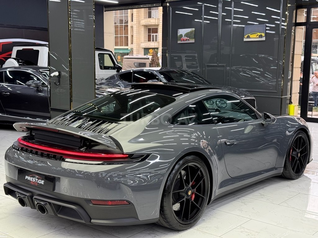 Porsche 911 Carrera 4 GTS