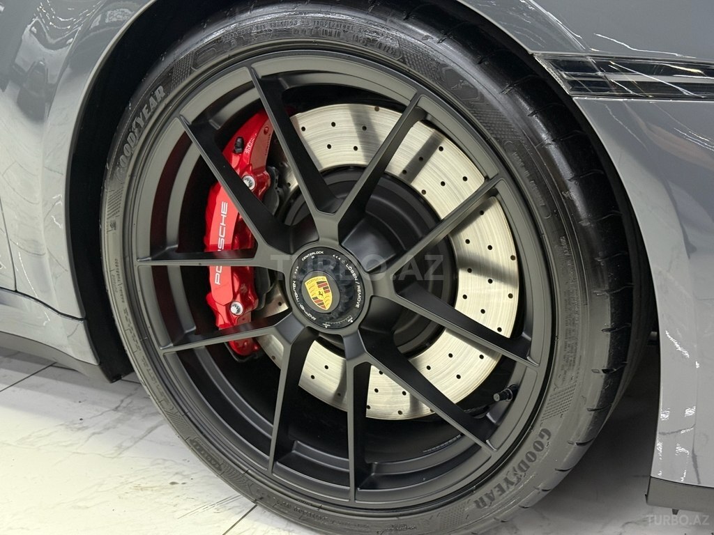 Porsche 911 Carrera 4 GTS