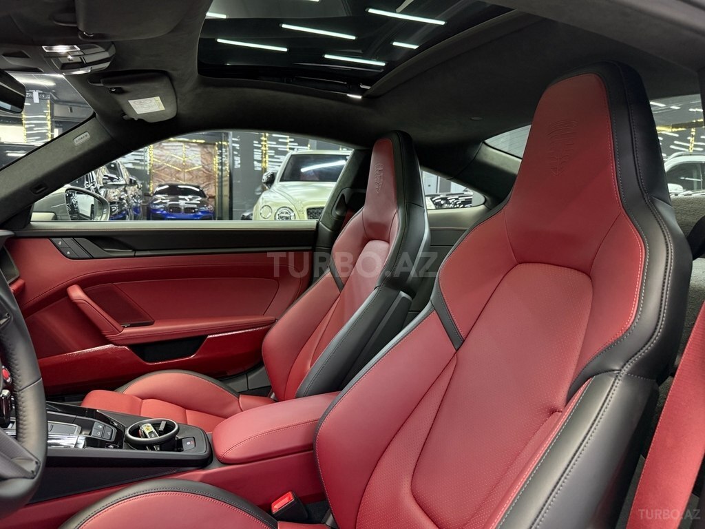 Porsche 911 Carrera 4 GTS