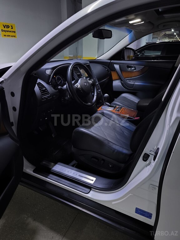 Infiniti QX70