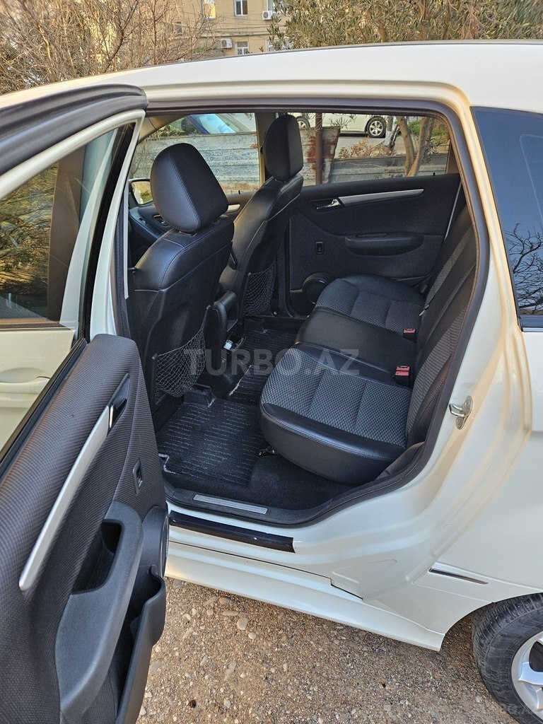 Mercedes B 180
