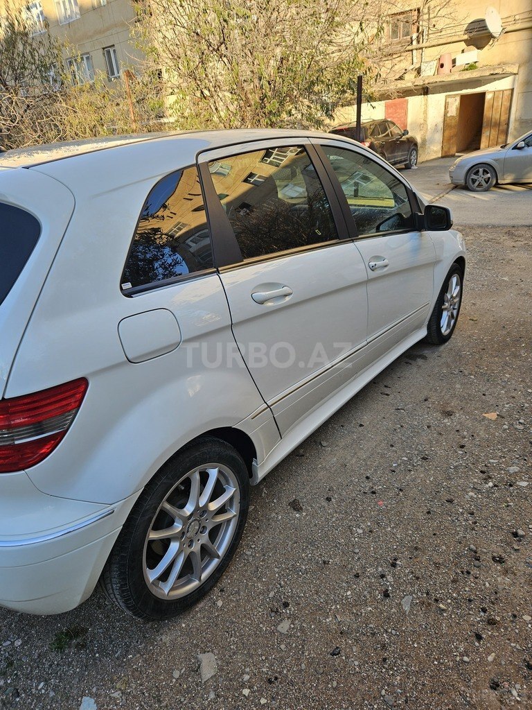 Mercedes B 180