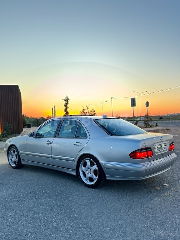 Mercedes E 200