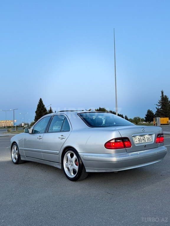 Mercedes E 200
