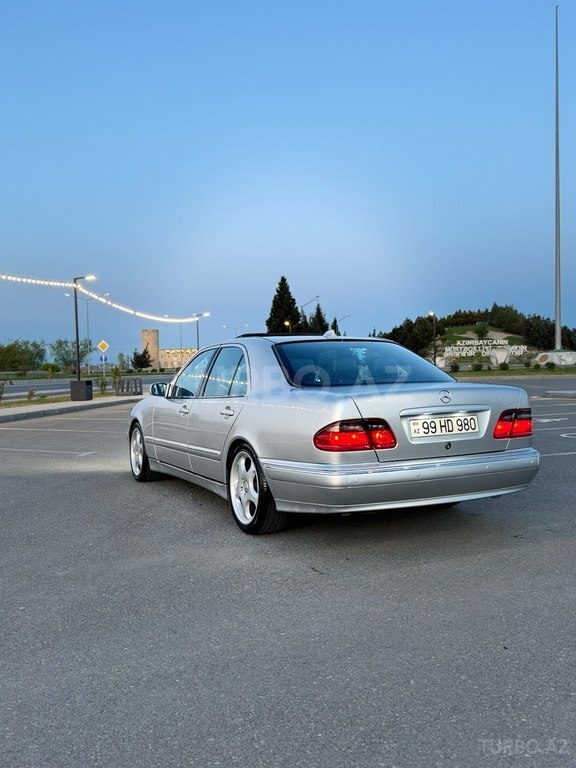 Mercedes E 200