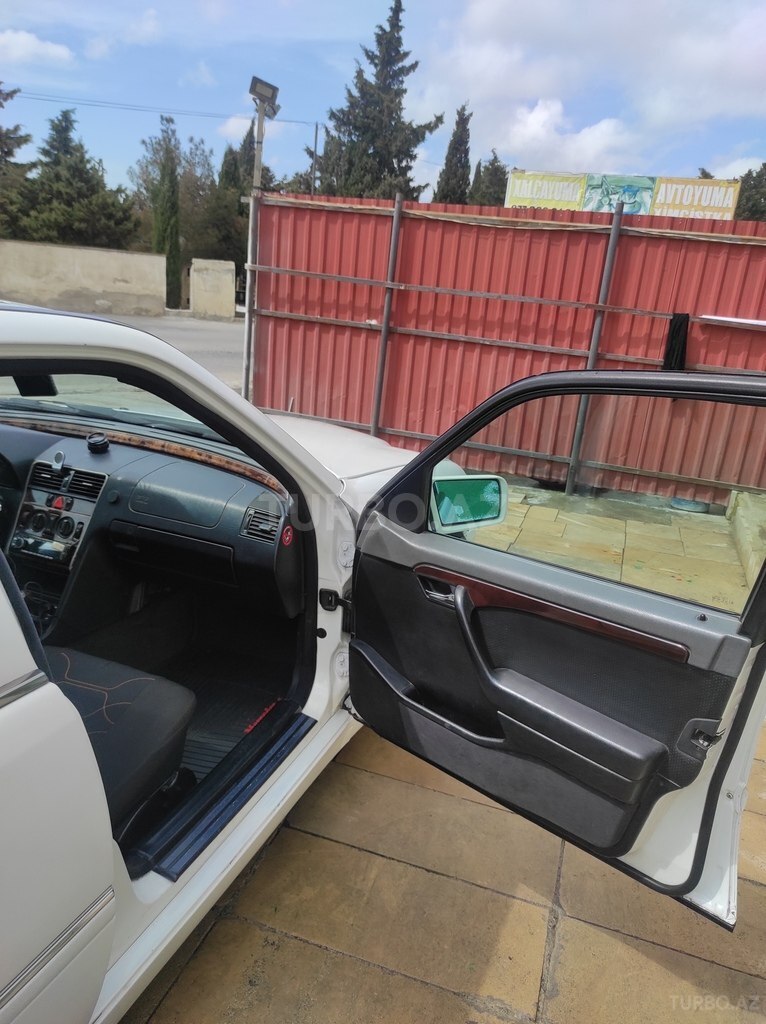 Mercedes C 200