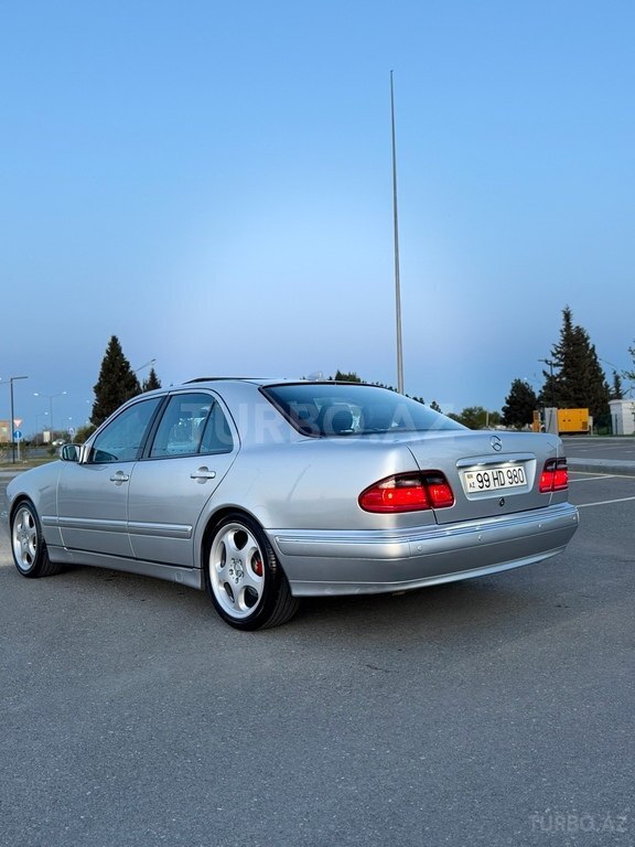 Mercedes E 200