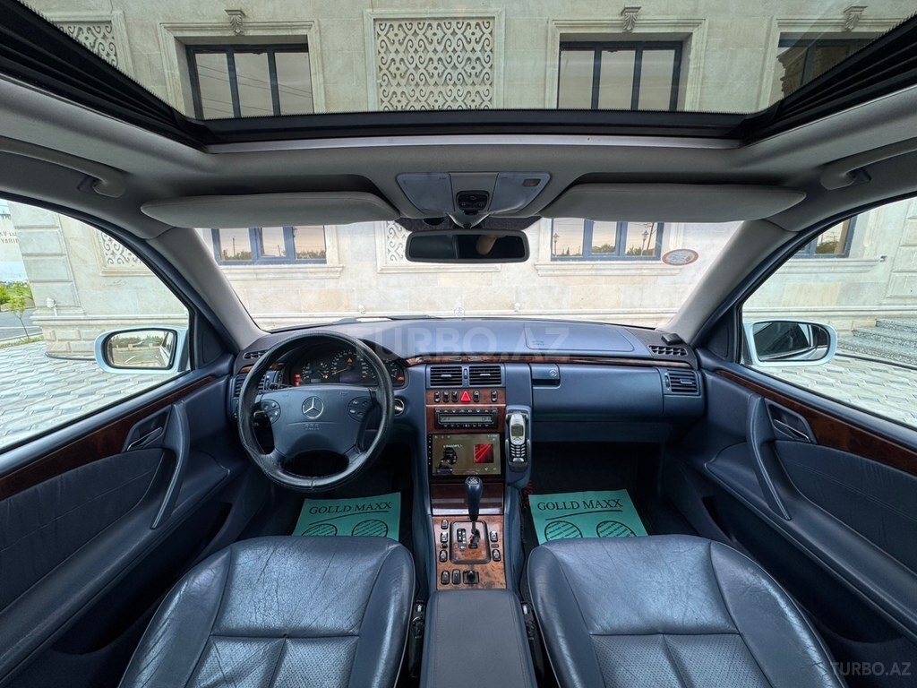 Mercedes E 240