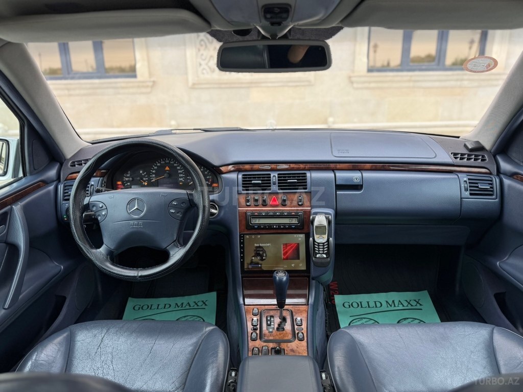 Mercedes E 240