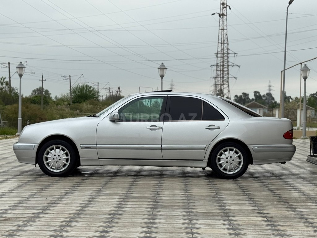 Mercedes E 240