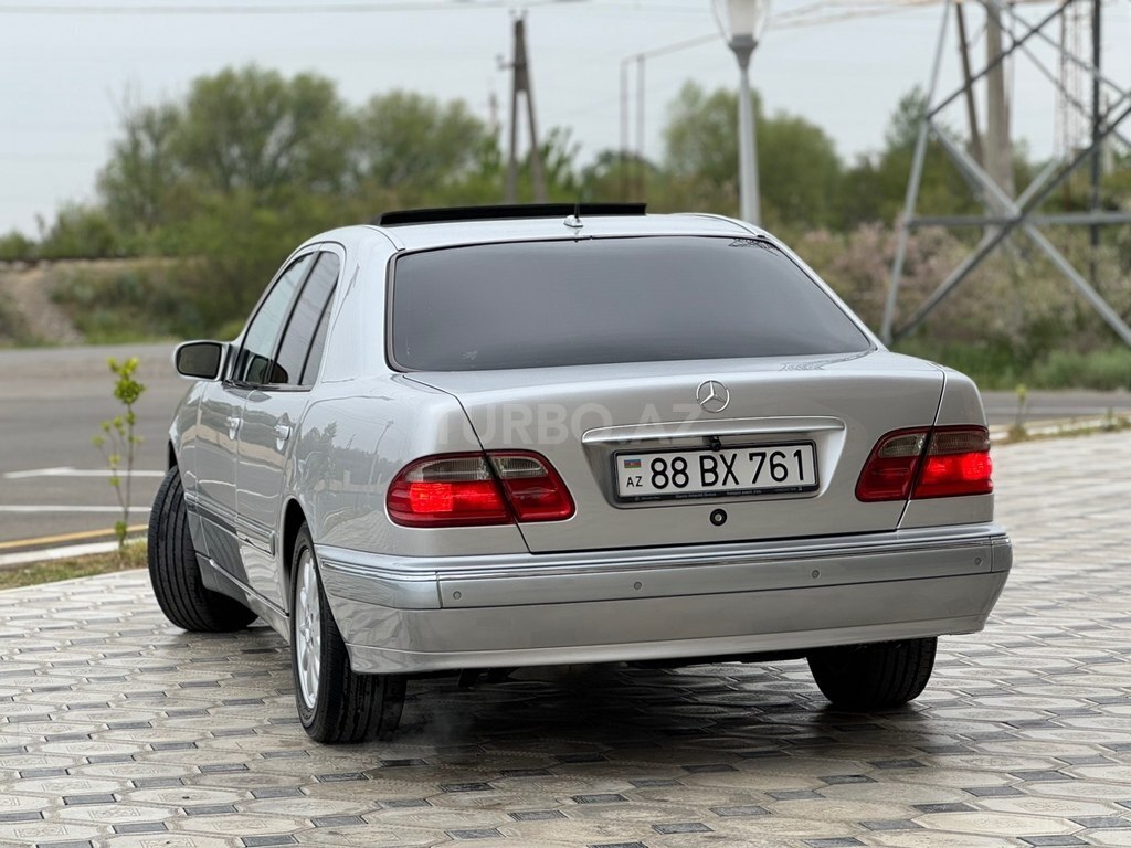Mercedes E 240