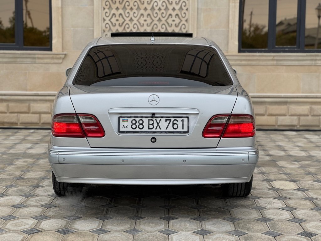 Mercedes E 240