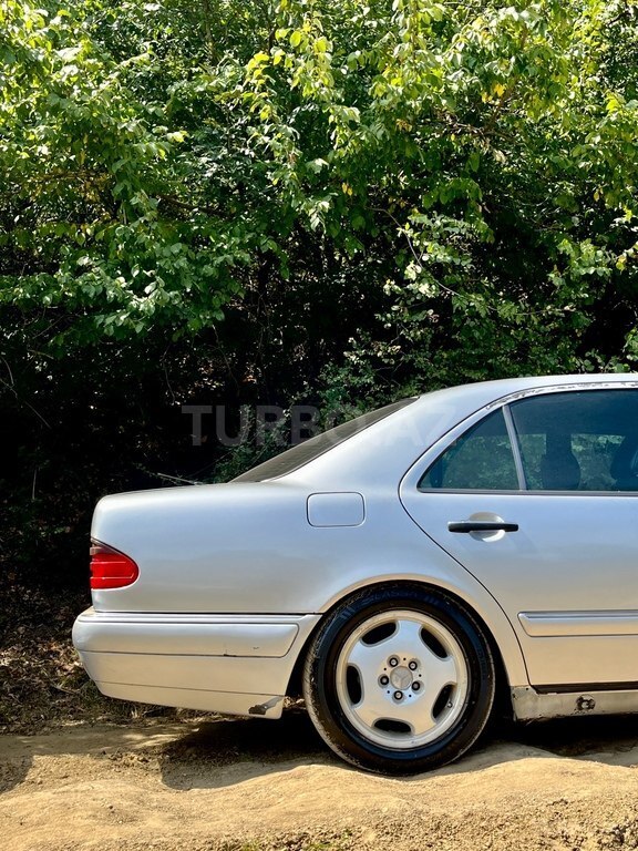 Mercedes E 230