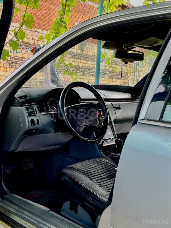 Mercedes E 230