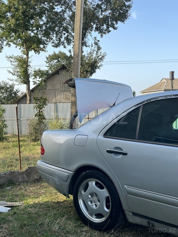 Mercedes E 230