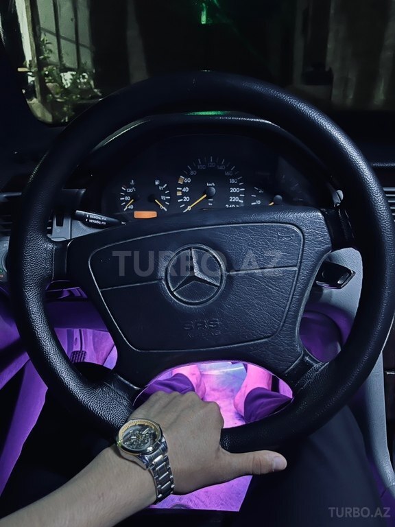 Mercedes E 230