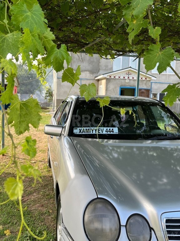Mercedes E 230