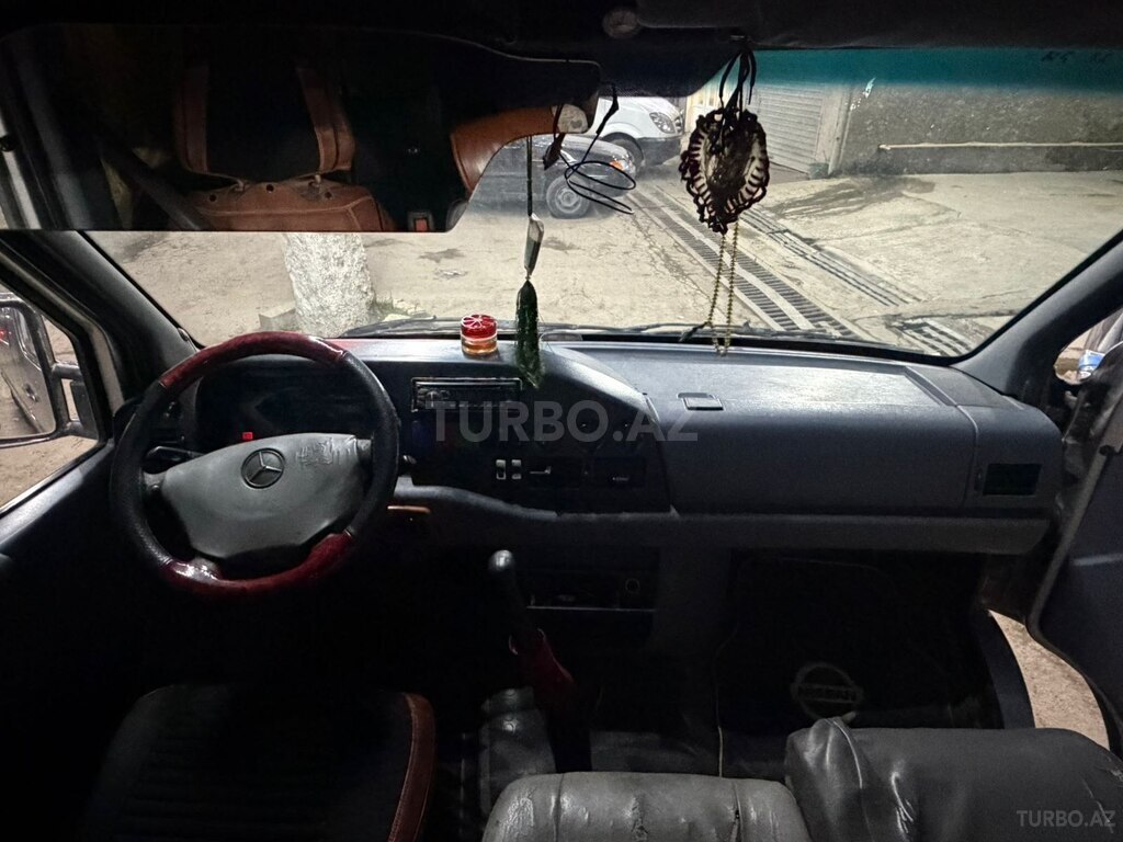 Mercedes Sprinter 208