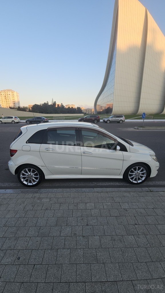 Mercedes B 200